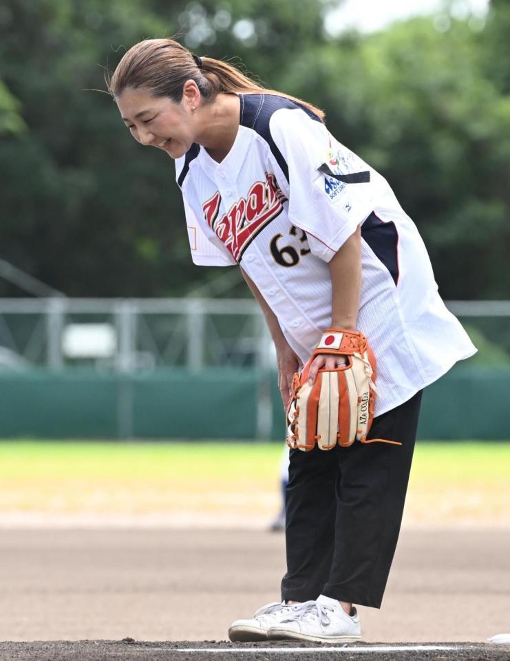 始球式を終え一礼する高代さんの娘・梶野千夏さん（撮影・高部洋祐）