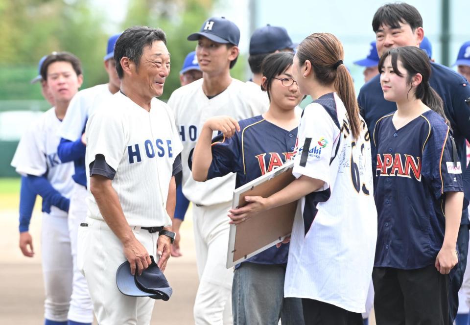 試合前、高代さんの娘・梶野千夏さん（右手前）にあいさつする法大・大島公一監督（左手前）＝撮影・高部洋祐