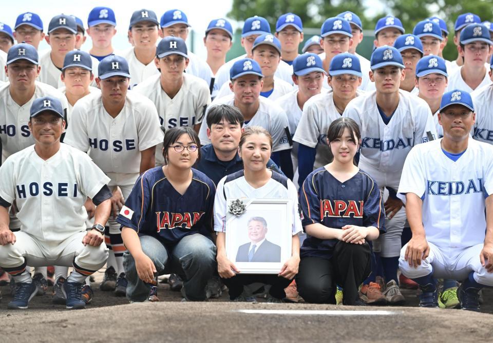 記念写真に納まる高代さんの娘・梶野千夏さん（前列中央）ら（撮影・高部洋祐）