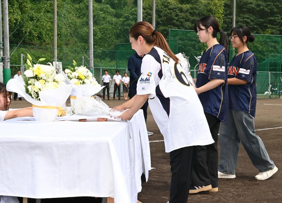 試合前、献花を行う高代さんの娘・梶野千夏さん（手前）ら（撮影・高部洋祐）