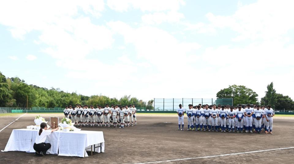 試合前、黙とうを捧げる大経大ナインと法大ナイン（撮影・高部洋祐）
