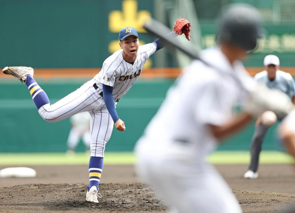 １回、力投する先発投手の健大高崎・石垣（撮影・中田匡峻）