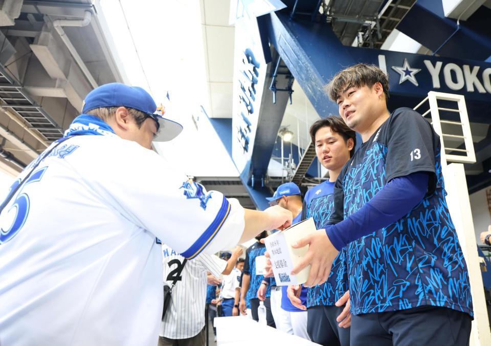 募金活動をする伊勢（右端）＝撮影・石井剣太郎