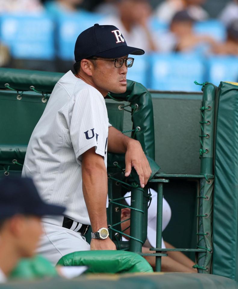 ５回、戦況を見つめる立命館宇治・里井祥吾監督（撮影・中田匡峻）