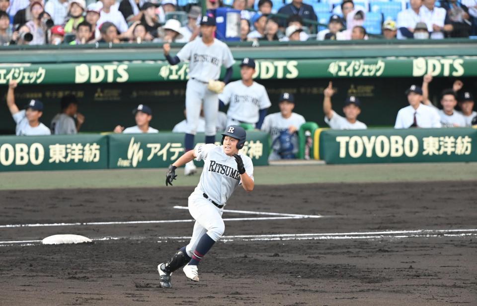３回、先制打を放ち一塁を蹴る立命館宇治・江原雅登（撮影・高部洋祐）