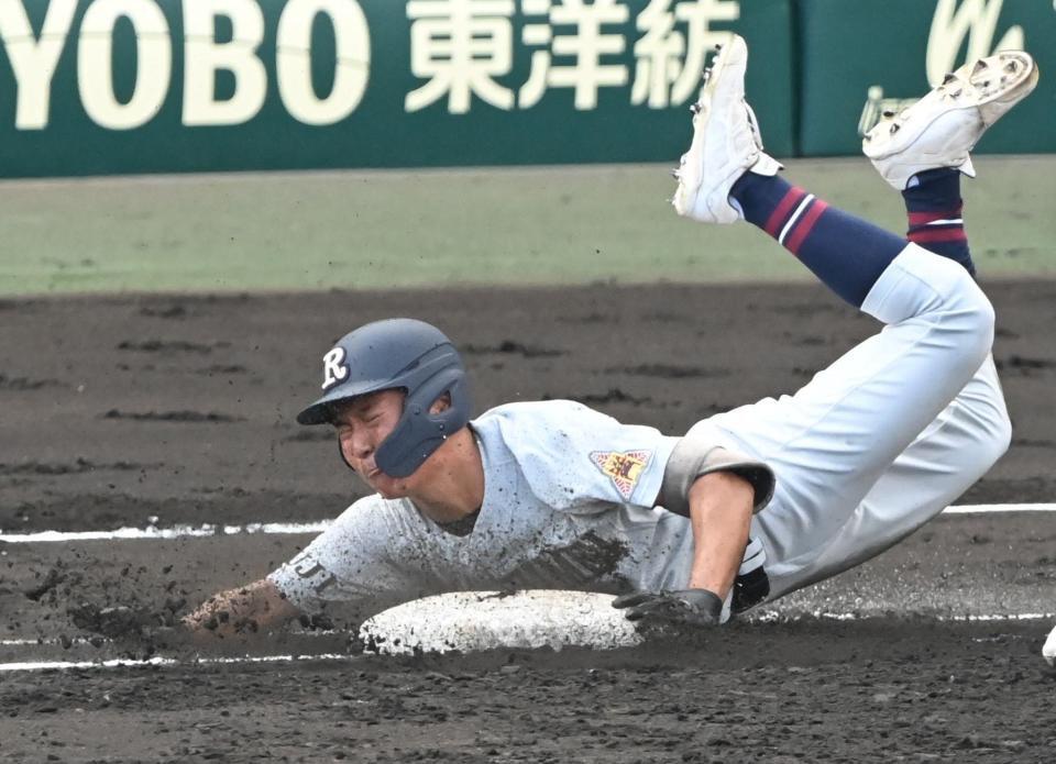 ２回、内野安打を放ち、ヘッドスライディングする立命館宇治・三村門士（撮影・高部洋祐）