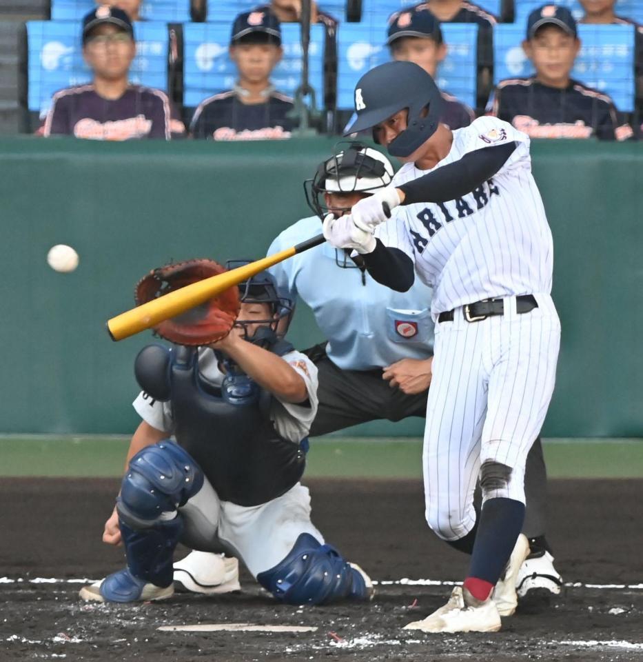 ４回、二塁打を放つ有明・十文字彩輝（撮影・高部洋祐）