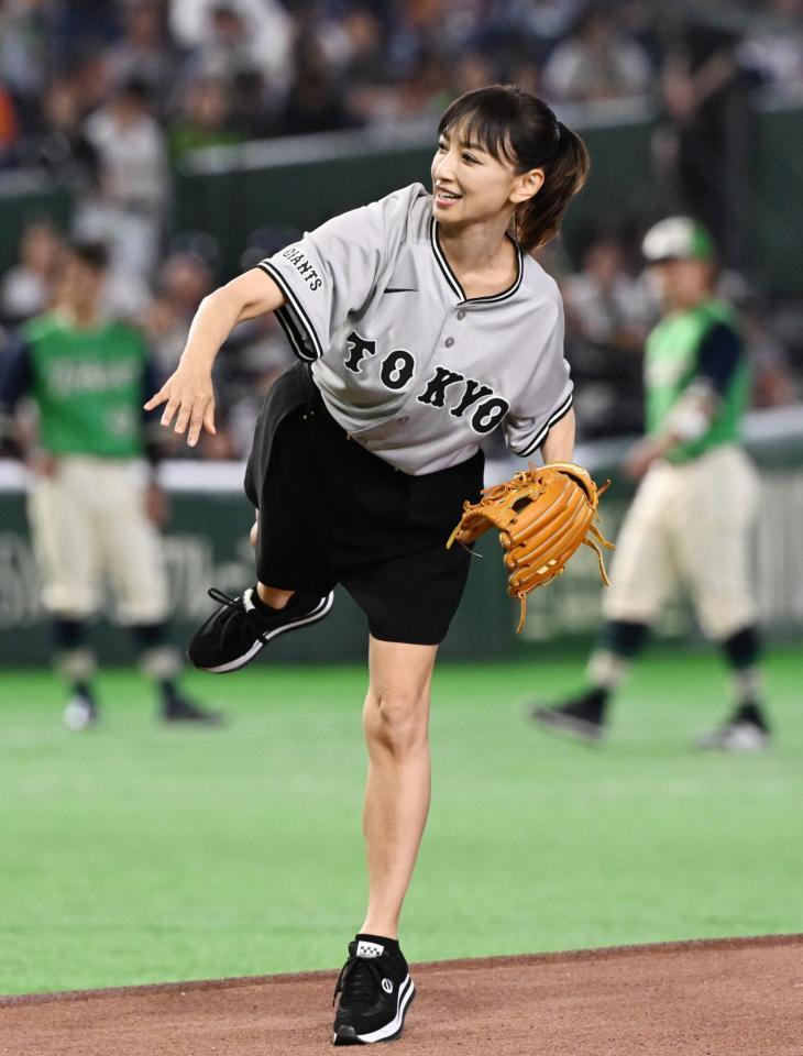 ファーストピッチを務める望月理恵