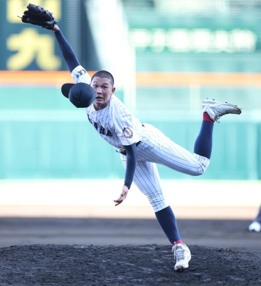 ６回、力投する有明・斉藤遼汰郎＝甲子園（撮影・中田匡峻）