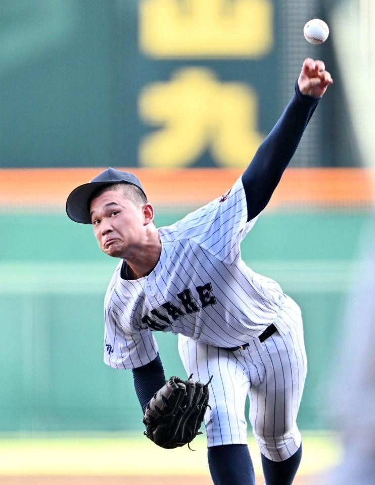 ５回から２番手で登板、力投する有明・斉藤