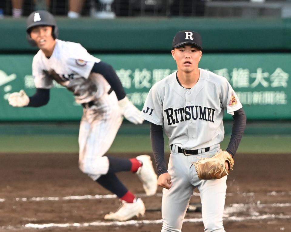 ９回、有明・永田晴輝（左）に逆転打を浴びる立命館宇治・坂本有央（撮影・高部洋祐）