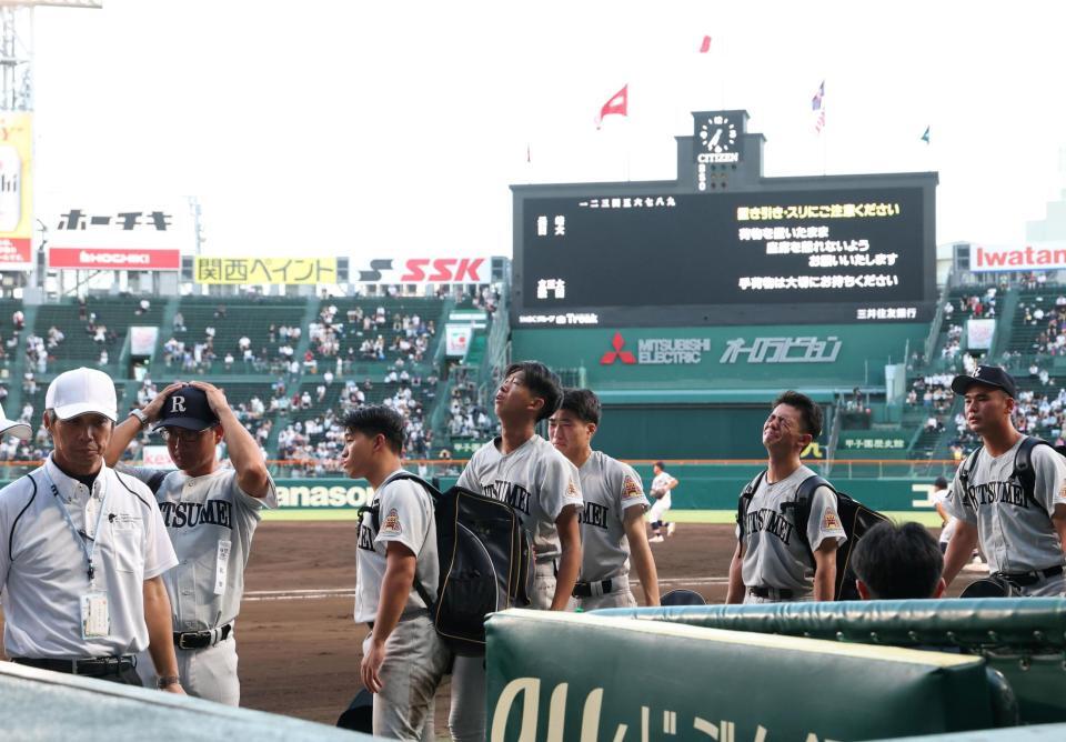 有明に逆転負けを喫し、涙を流す立命館宇治ナイン（撮影・中田匡峻）