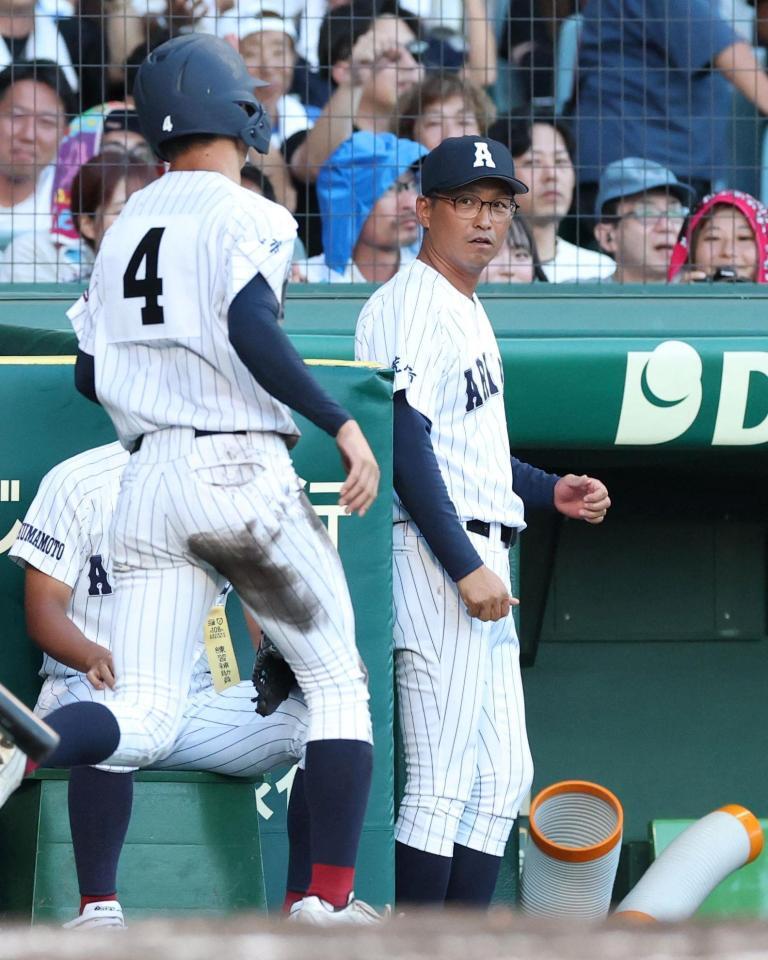 ９回、三盗に成功し、さらに送球が逸れる間に生還した有明・永田晴輝（４）を迎える高見一茂監督（撮影・中田匡峻）