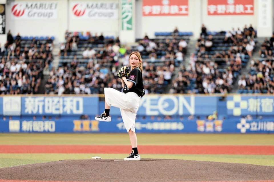セレモニアルピッチを終えた後藤真希＝球団提供