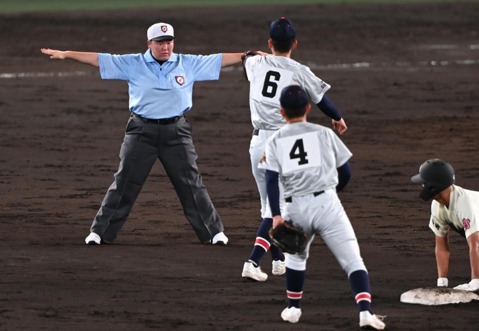 ６回、セーフのジェスチャーをとる岩男塁審（左）＝撮影・高部洋祐
