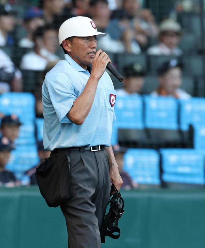 ７回、有明・永田晴輝の二盗でビデオ検証がされ、説明する永井審判（撮影・中田匡峻）