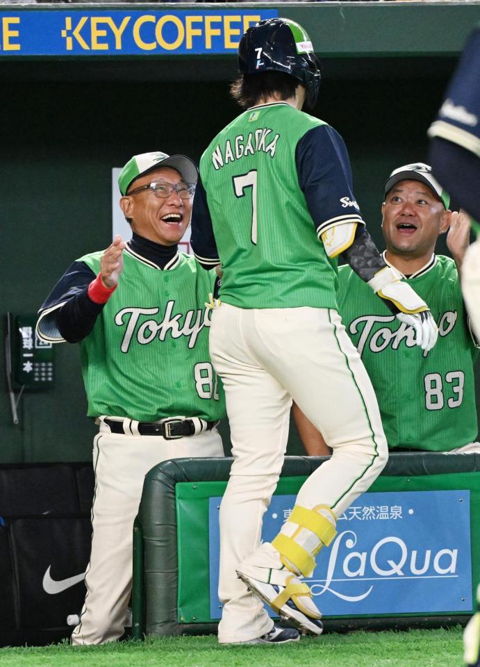 ７回、先制ソロを放った長岡（中）を笑顔で迎える池山監督（左）