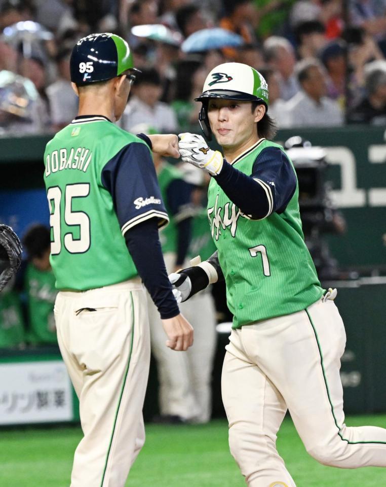 ７回、先制ソロを放ち土橋コーチ（左）に迎えられる長岡