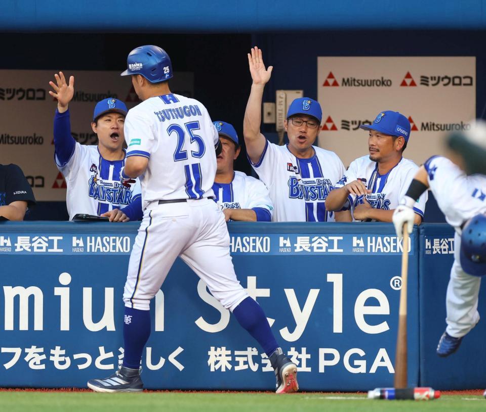１回、先制本塁打を放った筒香（２５）を迎える相川監督（右から２人目）ら（撮影・石井剣太郎）