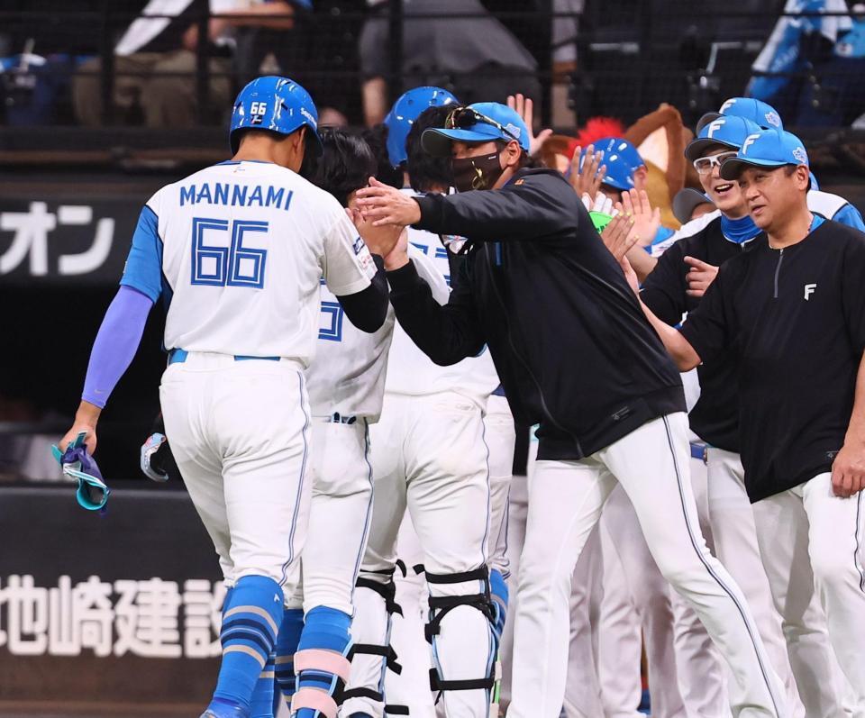 ９回、サヨナラ勝ちし、万波（６６）を迎える新庄監督（撮影・中島達哉）