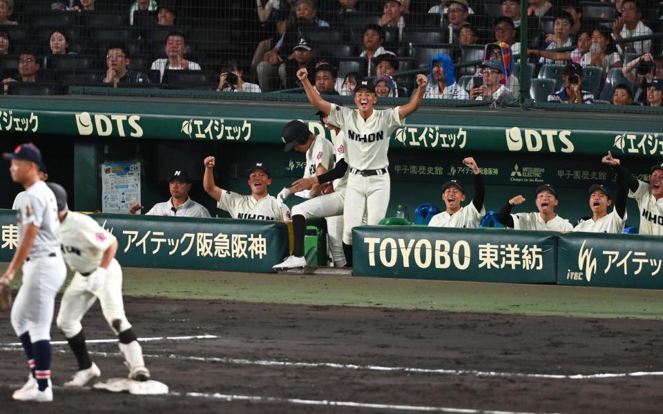 ２回、長崎日大・太田涼介（左から２人目）の適時三塁打にわく長崎日大ナイン（撮影・高部洋祐）