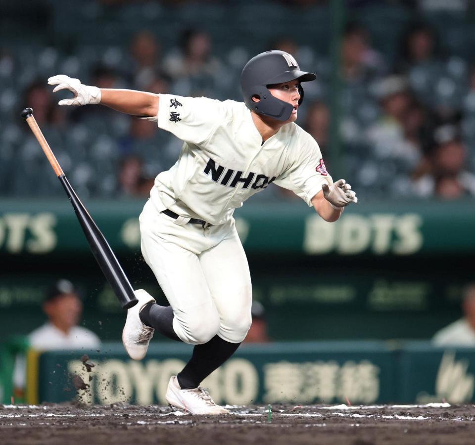 ６回、ライトへ２点適時三塁打を放つ長崎日大・広石歩（撮影・中田匡峻）