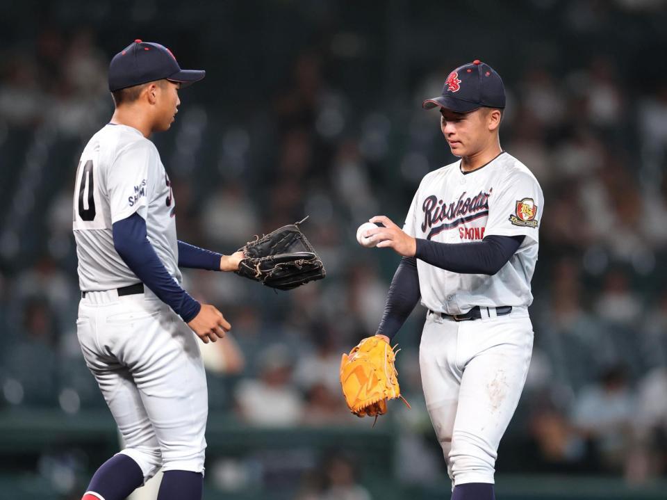 ６回途中で立正大淞南・筒浦楓（左）と交代となる立正大淞南・川口元（撮影・中田匡峻）
