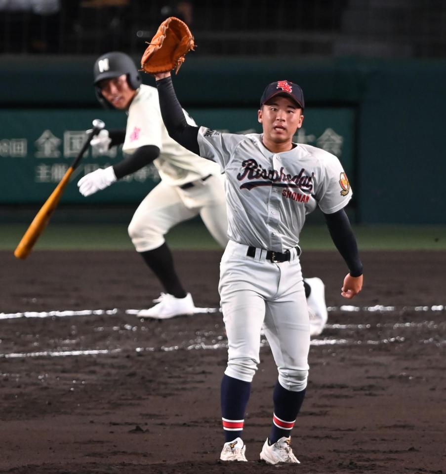 ２回、長崎日大・小池郁（奥）に先制打を許す立正大淞南・川口元（撮影・高部洋祐）
