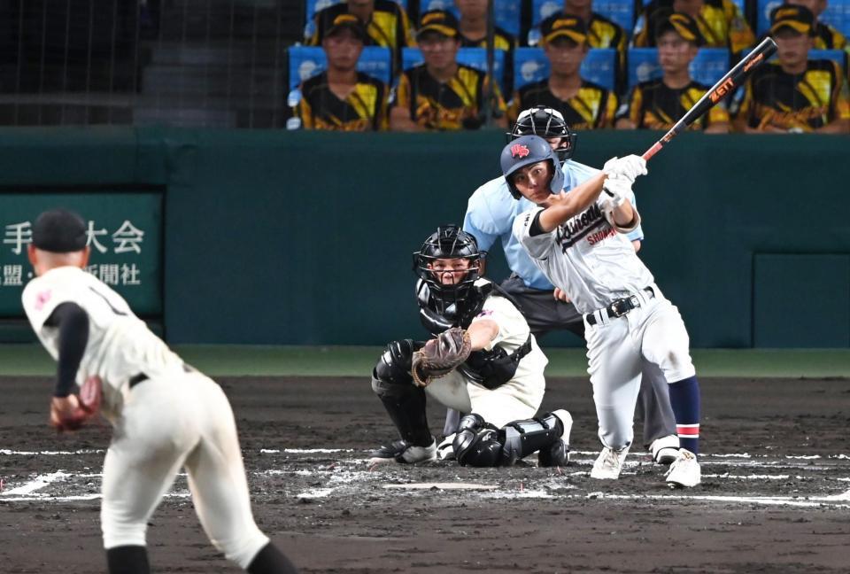 ７回、長崎日大・古賀友樹（左）から安打を放つ立正大淞南・金城旬太朗（撮影・高部洋祐）