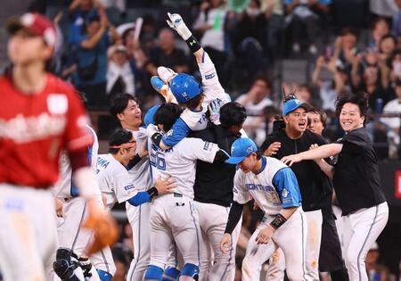 　９回、サヨナラ勝ちに歓喜する日本ハムナイン（撮影・中島達哉）