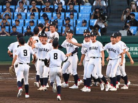 　立命館宇治に勝利し、喜び合う有明ナイン（撮影・高部洋祐）