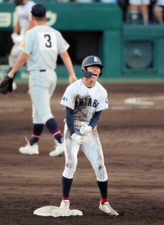 　二塁上で雄叫びを上げる永田