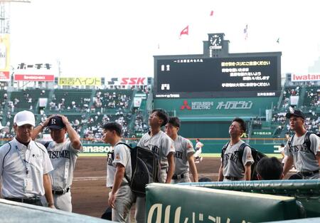 　有明に逆転負けを喫し、涙を流す立命館宇治ナイン（撮影・中田匡峻）