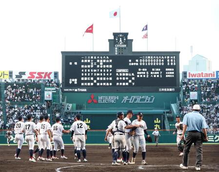 立命館宇治に逆転勝利した有明ナイン（撮影・中田匡峻）