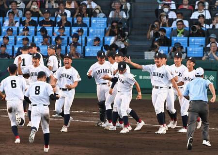 立命館宇治に勝利し、喜び合う有明ナイン（撮影・高部洋祐）