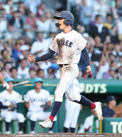 ９回、三盗に成功し、さらに送球が逸れる間に一気に生還した有明・永田晴輝（撮影・中田匡峻）