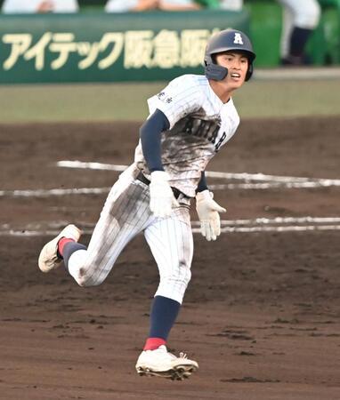 ９回、逆転打を放ち二塁へ走る有明・永田晴輝（撮影・高部洋祐）