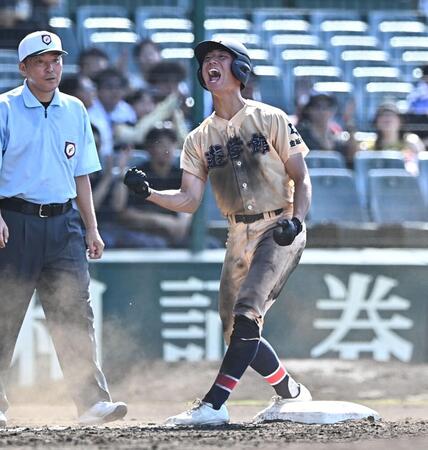 ４回、右越え２点適時三塁打を放ち雄たけびを上げる高磯空汰（撮影・開出牧）