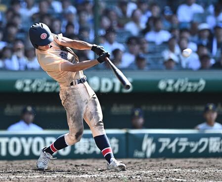 ４回、右越え２点適時三塁打を放つ高磯空汰（撮影・開出牧）