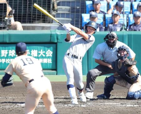 ３回、青森山田・向井那々瀬は右前に適時打を放つ（撮影・坂部計介）