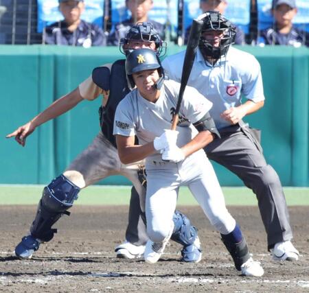 ３回、青森山田・木村寿来は左翼線に２点適時打を放つ（撮影・坂部計介）