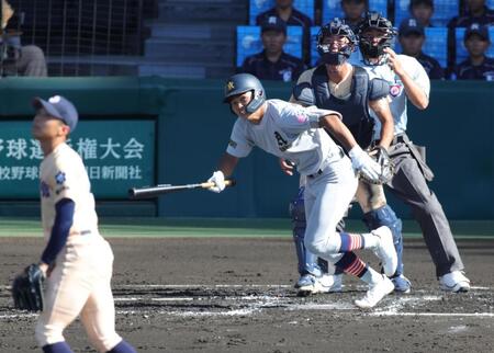 １回、青森山田・藤川哲は中前に２点適時打を放つ（撮影・坂部計介）