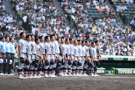 初戦を突破し校歌を歌う青森山田ナイン（撮影・開出牧）