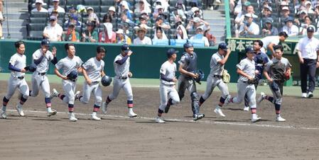 初戦を突破し、笑顔でスタンドに向かう青森山田ナイン（撮影・坂部計介）