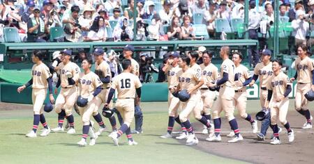 初戦突破ならず、ガックリとアルプススタンドに向かう遊学館ナイン（撮影・坂部計介）
