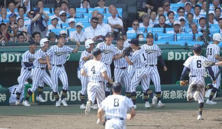 ８回表、１死一、二塁のピンチを併殺でしのぎ、盛り上がる白樺学園ベンチ（撮影・坂部計介）