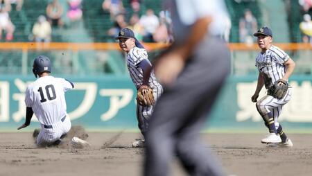 ８回、金沢のニゴロを白樺学園・金井（右）が遊撃手後藤にグラブトスして二封、一塁へ送球し併殺とする