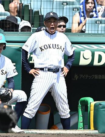 ベンチでナインを鼓舞する東日大昌平・江井康胤（撮影・開出牧）