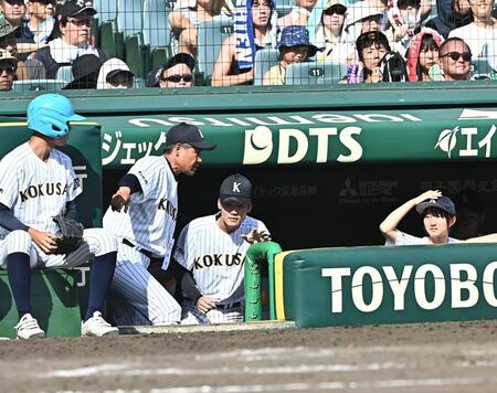９回、二塁走者の小内壱晟がけん制死となったが、ビデオ検証を求め伝令を送る江井康胤監督（左）＝撮影・開出牧