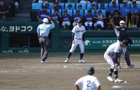 東日大昌平ベンチのアピールを受け、リプレー検証を指示する審判（撮影・坂部計介）